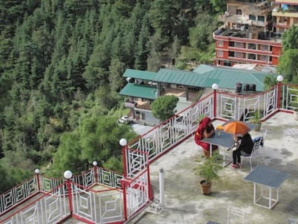 Hotel Deodar Villa Dharamshala Exteriör bild